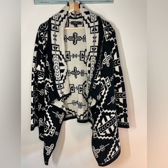 Forever 21 Sweaters - Forever 21 Southwestern Patterned Double Knit Shrug